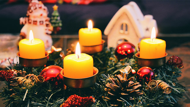 Weihnachtskranz mit brennenden Kerzen - tp werbeagentur
