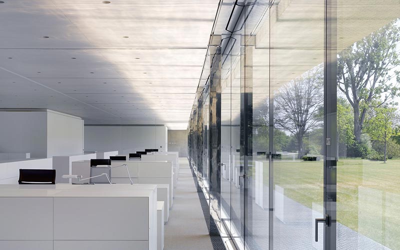 Büro-Innenansicht mit rahmenloser Fensterfront  - Imagebroschüre Allskin 