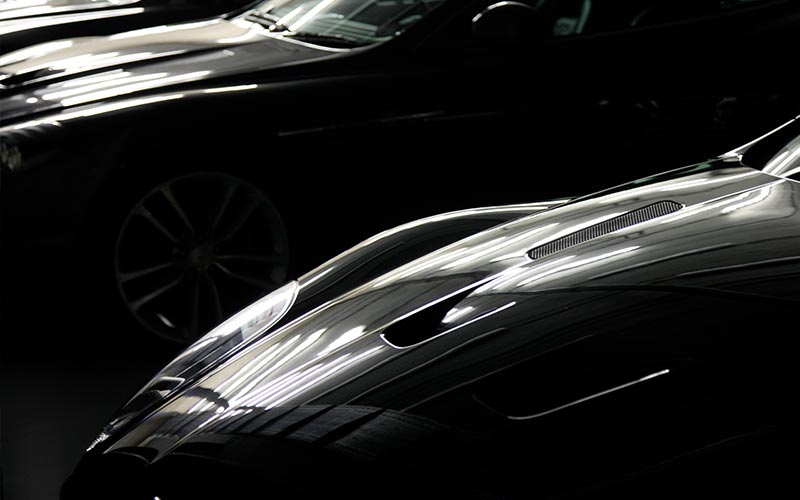 Schwarze Motorhaube - Onlinemarketing  Aston Martin