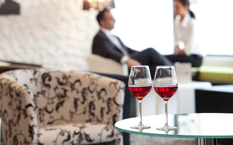 Rotweingläser auf Tisch in Hotelbar - Neue Webseite Best Western Hotel Soleo am Park
