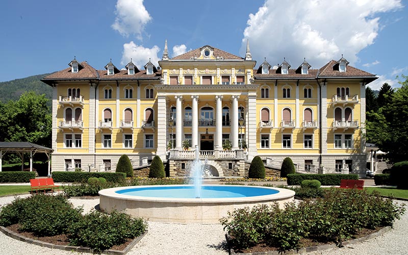 Frontansicht Grand Hotel Imperial Trentino mit Springbrunnen - Dachmarken-Webauftritt Fidelity Hotels & Resorts
