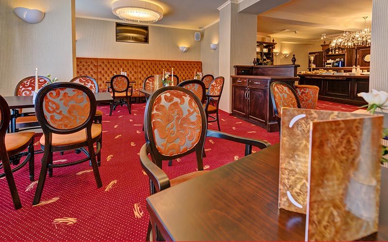 Hotel Speisesaal mit roten Teppich - Neue Webseite Hotel Ebusch