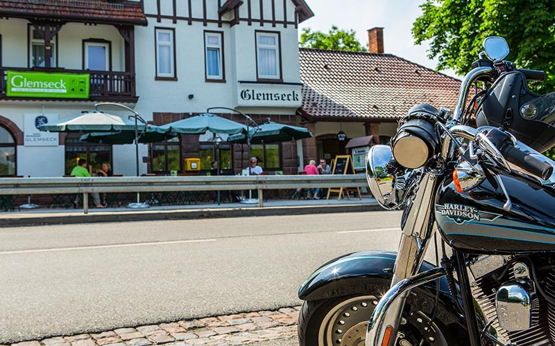 Parkendes Motorrad vor einer Straße - Corporate Design Hotel Glemseck