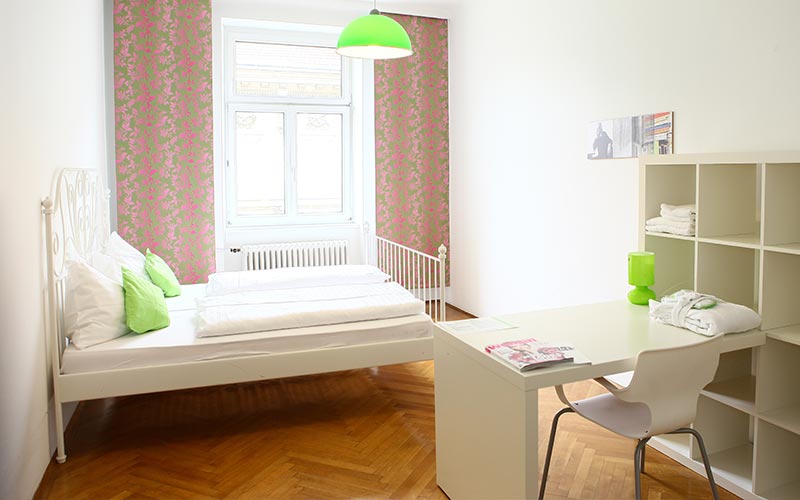 Spatanisch eingerichtetes Hotelzimmer - Imagebroschüre Hostel & Guesthouse Kaiser 23