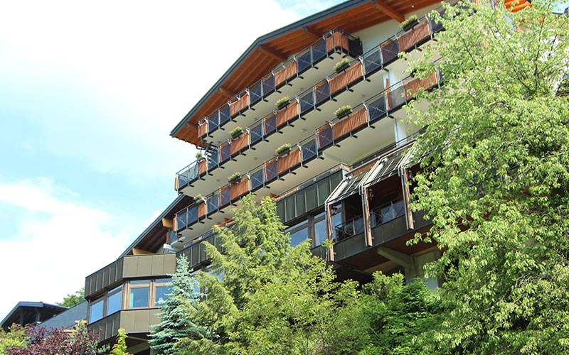 Hotelaussenaufnahme vor Bäumen - Corporate Design Mönchs Waldhotel