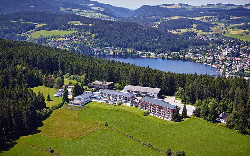 Luftaufnahme Hotelareal mit Blick auf den Titisee - Neue Webseite Hotel Saigerhöh