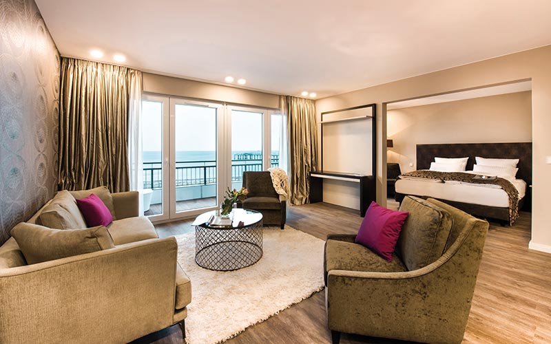 Moderne Hotelsuite mit Möbeln - Responsive Webseite Strandhotel LUV