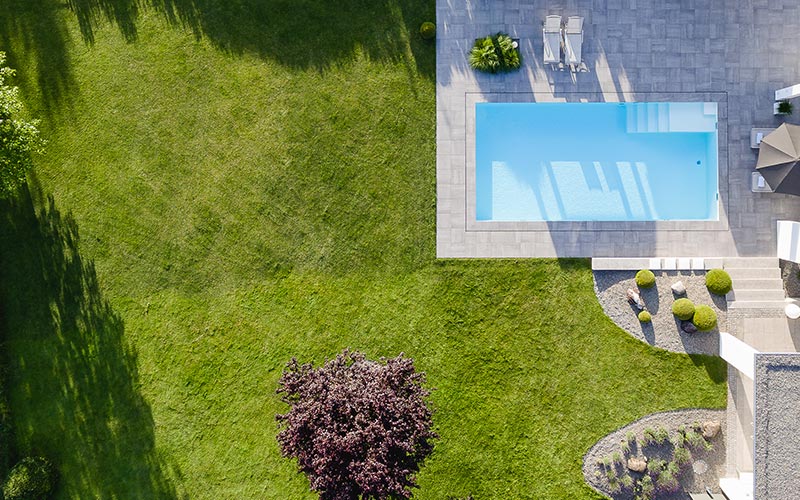 Luftaufnahem moderner Garten mit Pool, Terrasse und Rasen - Corporate Design Team Grün Elzach