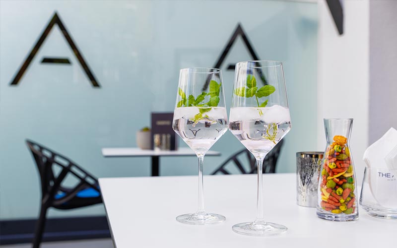 Gläser mit Wasser und Eiswürfeln - Corporate Design The Alex Hotel