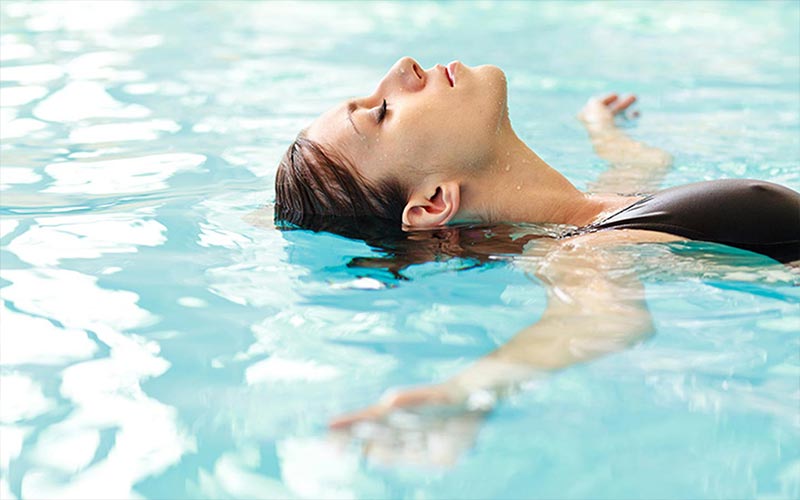 Schwimmende Frau im Pool - Web-Relaunch Verso Premium Resort