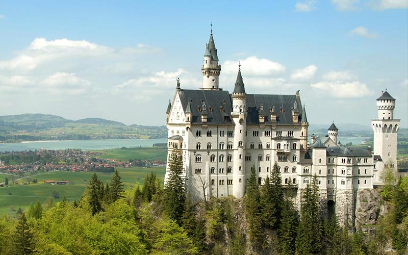 Talblick auf Schloss Neuschwanstein - Imagebroschüre Villa Toscana Füssen