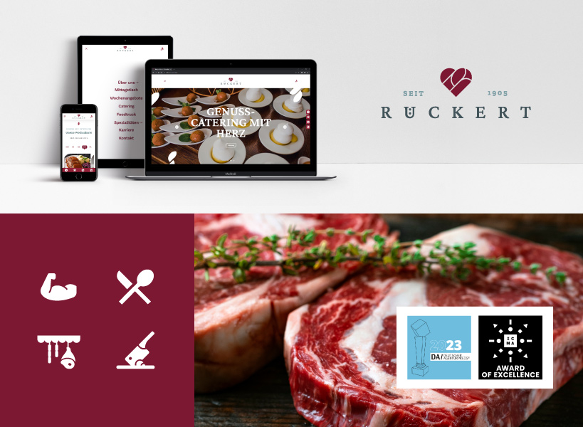 Zwei rohe Steaks auf einem Schneidebrett mit Thymian-Zweig, Chilischoten und rotem Pfeffer mit Awards