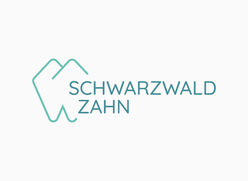 Zahnarzthelferin demonstriert Putztechnik mit Zahnmodell und roter Zahnbürste