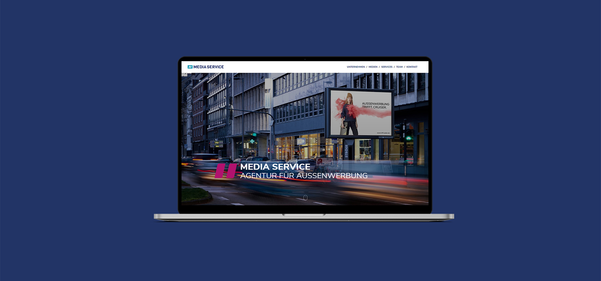 Ansicht der Webseite der Media Service Agentur auf einem Netbook vor blauem Hintergrund
