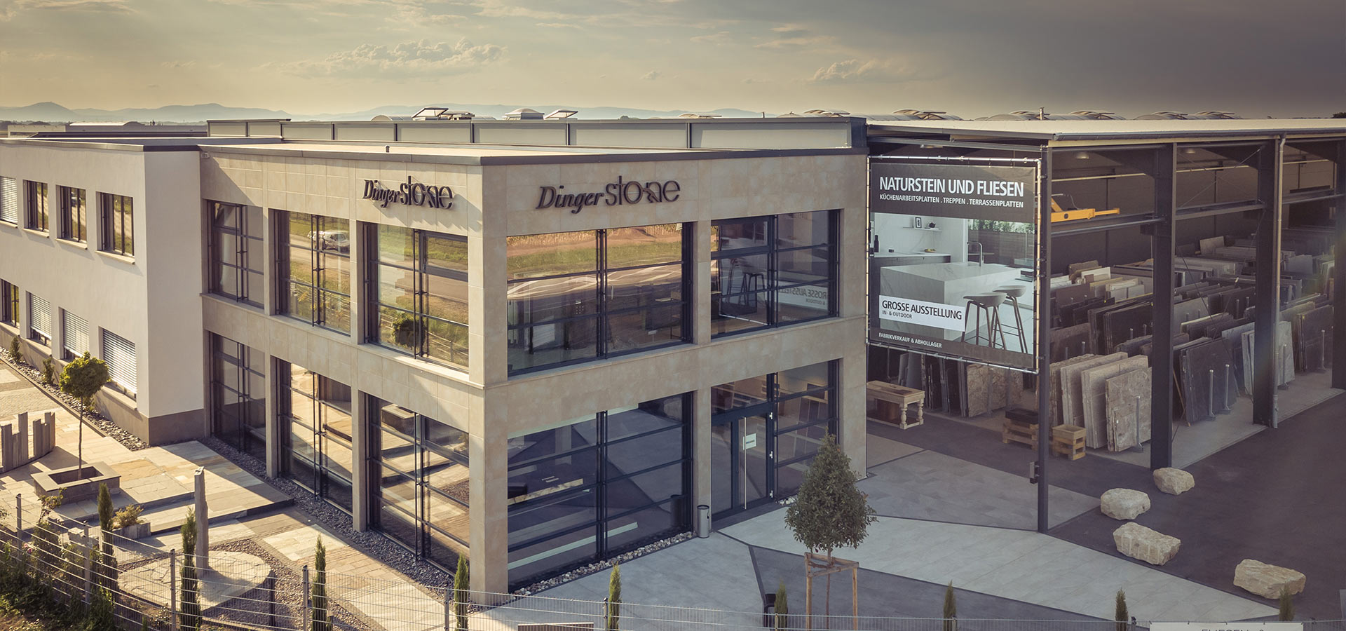 Ansicht einer großen Außenwerbung an der Fassade von Dinger Stone