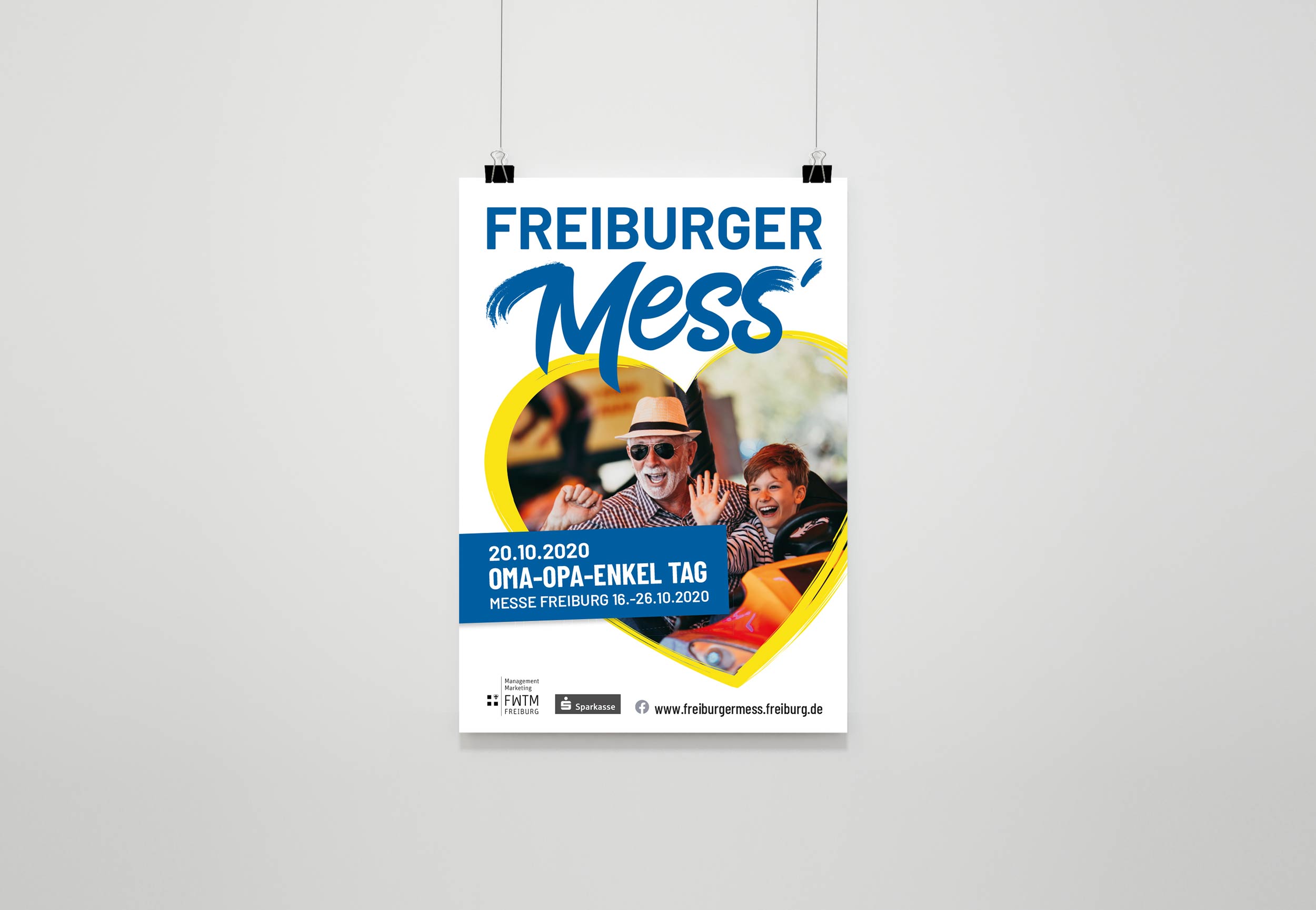 Ansicht eines Plakats für die FWTM, welches vor einem weißen Hintergrund an Klammern hängt