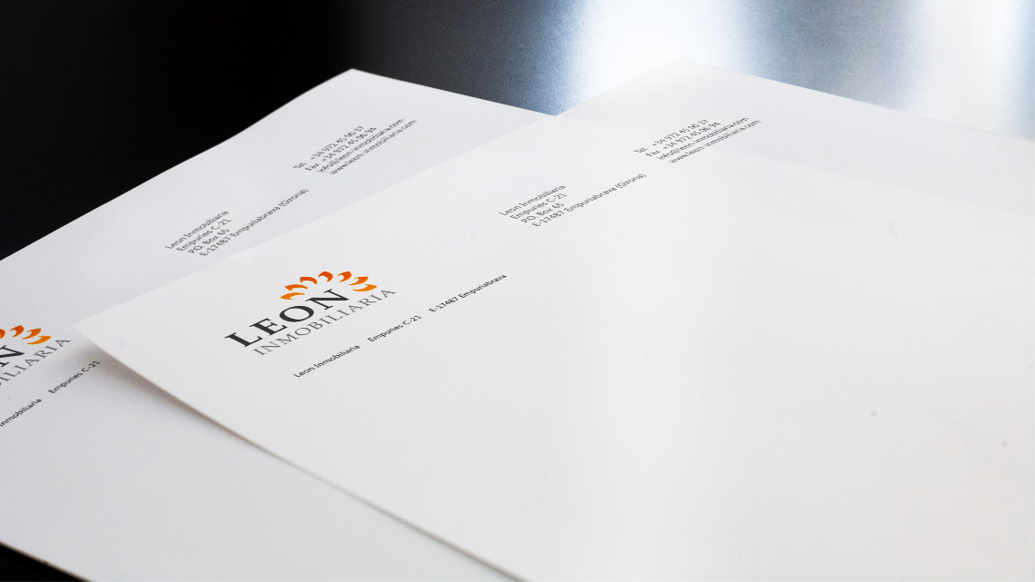 Ansicht zweier Briefpapiere von Leon Inmobiliaria, die übereinander liegen