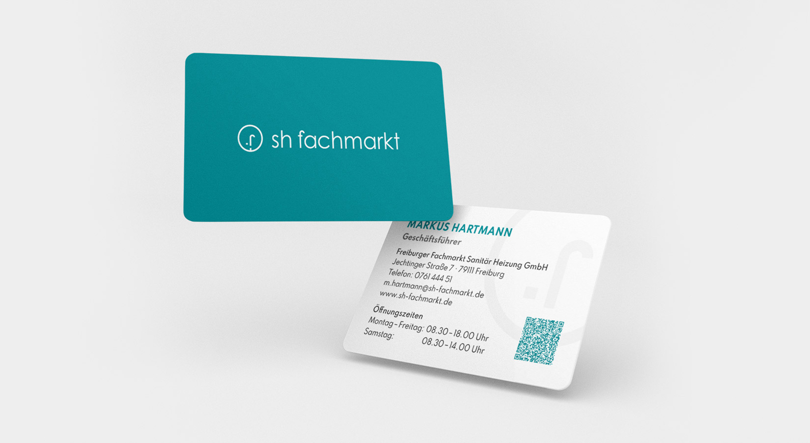 Ansicht Vorder- und Rückseite der Visitenkarte des sh fachmarkt vor grauem Hintergrund