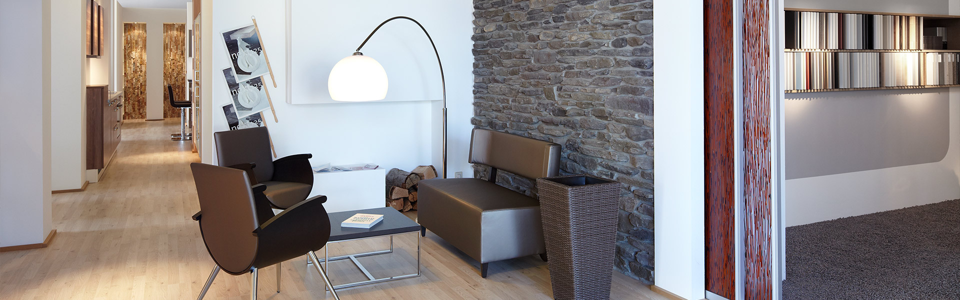 Modernes Wohnzimmer mit Holzboden, grauem Sofa, einen Fernseher und einem Kamin