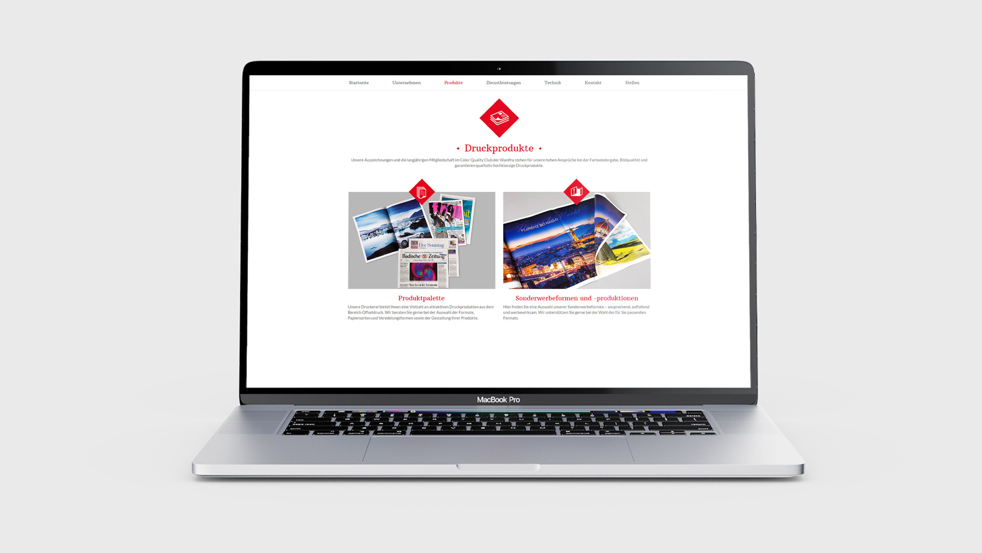 Ansicht der Webseite von Freiburger Druck auf einem Notebook auf grauem Hintergrund