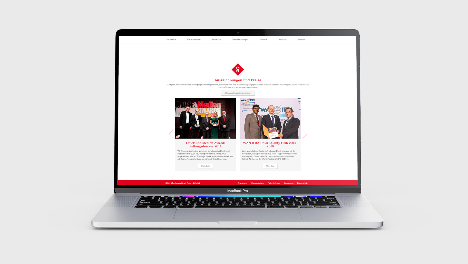 Ansicht der Webseite von Freiburger Druck auf einem Notebook auf grauem Hintergrund