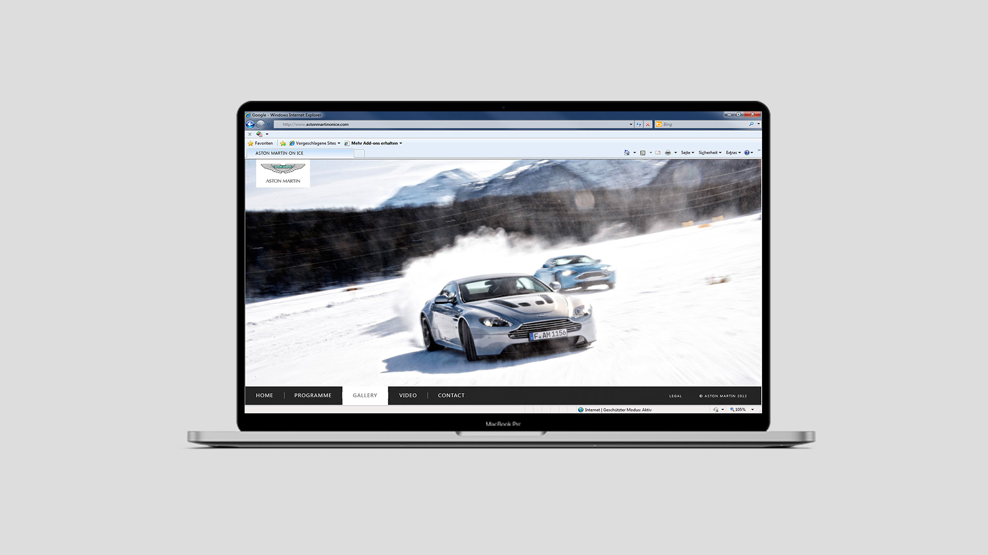 Ansicht der Webseite von Aston Martin On Ice auf einem Notebook auf grauem Hintergrund