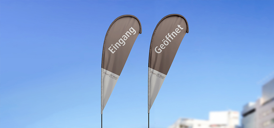 Ansicht zweier Beachflags von Dinger Stone vor Himmel