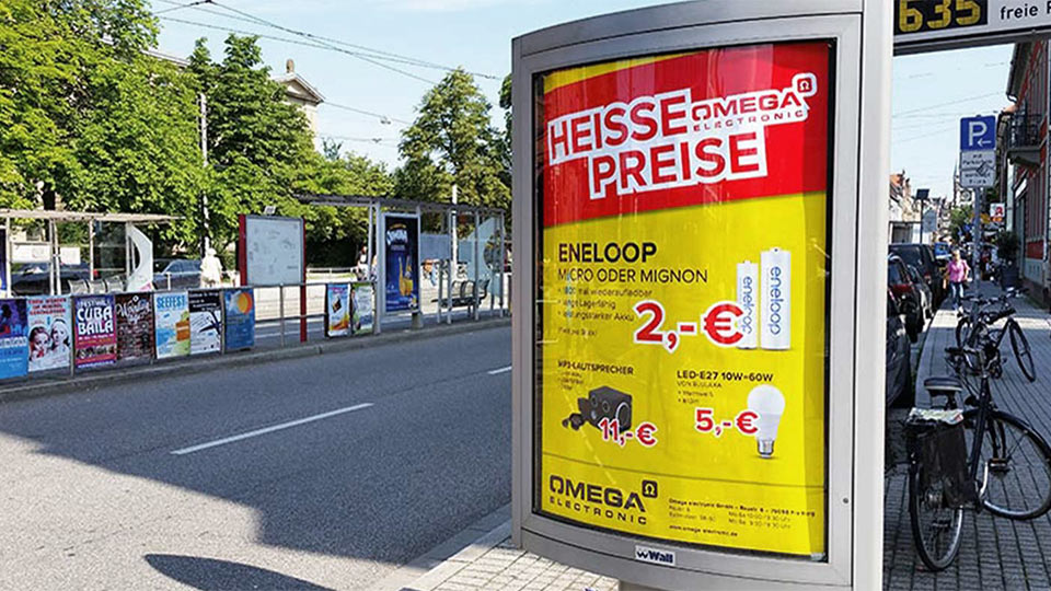 Ansicht Citylight von Omega Electronics an einer befahrenen Straße in einer Innenstadt