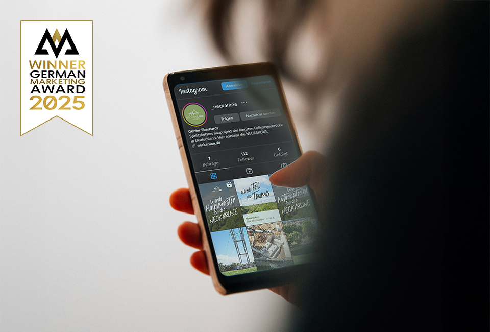 Abbildung eines Smartphones in der Hand einer Frau auf dem Social-Media-Posts zu sehen sind.