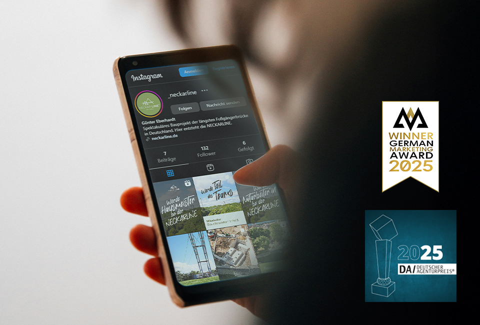 Abbildung eines Smartphones in der Hand einer Frau auf dem Social-Media-Posts zu sehen sind.