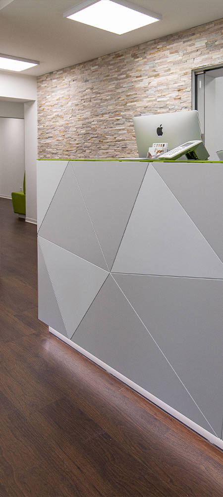 Empfangstheke in Praxisraum mit iMac Computer