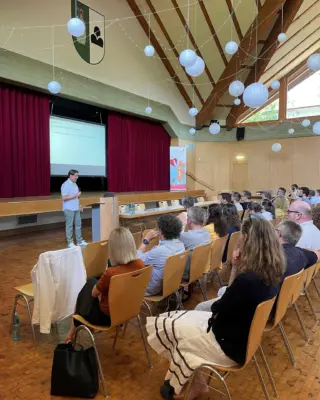 Erster Partnertag im ZweiTälerLand!
 
schön war’s und hat großen Spaß gemacht! Zum einen, weil wir unsere Leidenschaft für Marken mit einem Impulsvortrag 📣 zum Thema Markenentwicklung zeigen durften. Zum anderen, weil wir viele bekannte Gesichter getroffen haben. Danke an das @zweitaelerland Tourismus Team. Hier entsteht eine tolle Plattform für die Region! 

Bleibt die Erkenntnis, dass das Thema Marke im Tourismus ein Game Changer für die Marktteilenehmer sein kann – insbesondere in traditionellen Reise-Destinationen 🏞 , deren Unternehmen sich für neue Zielgruppen aufstellen müssen.

Wir freuen uns auf weitere tolle Gespräche🤝 in dieser Richtung und sind gern wieder dabei! #Tourismusbranche #zweiälerland #tp_werbeagentur #markenentwicklung #hotelsilberkönig #elzlandhotelpfauen #elzlandhotel9linden